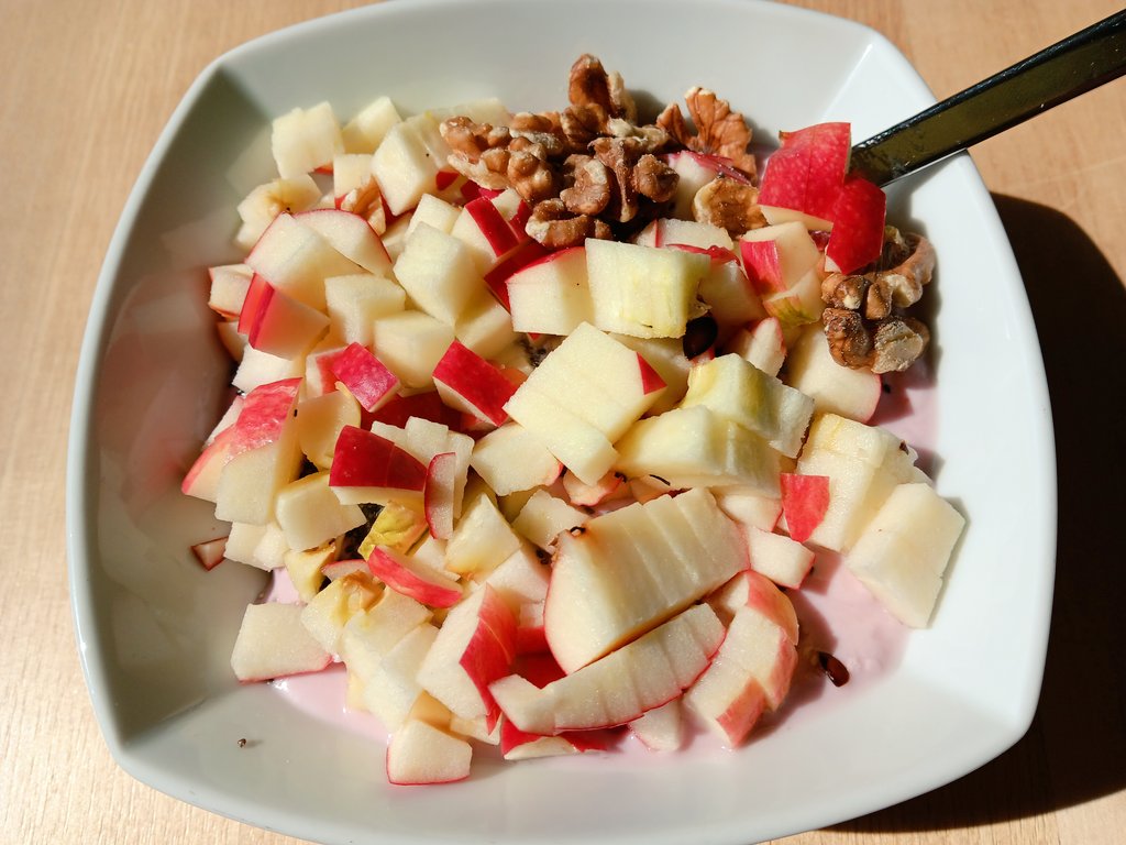 Sergej_Ivanov's tweet photo. #Vitamin und #Protein #Sportlerfrühstück: #Joghurt, #Apfel, #Leinsamen, #Chiasamen, #Walnüsse https://t.co/w9aLOhBTfh