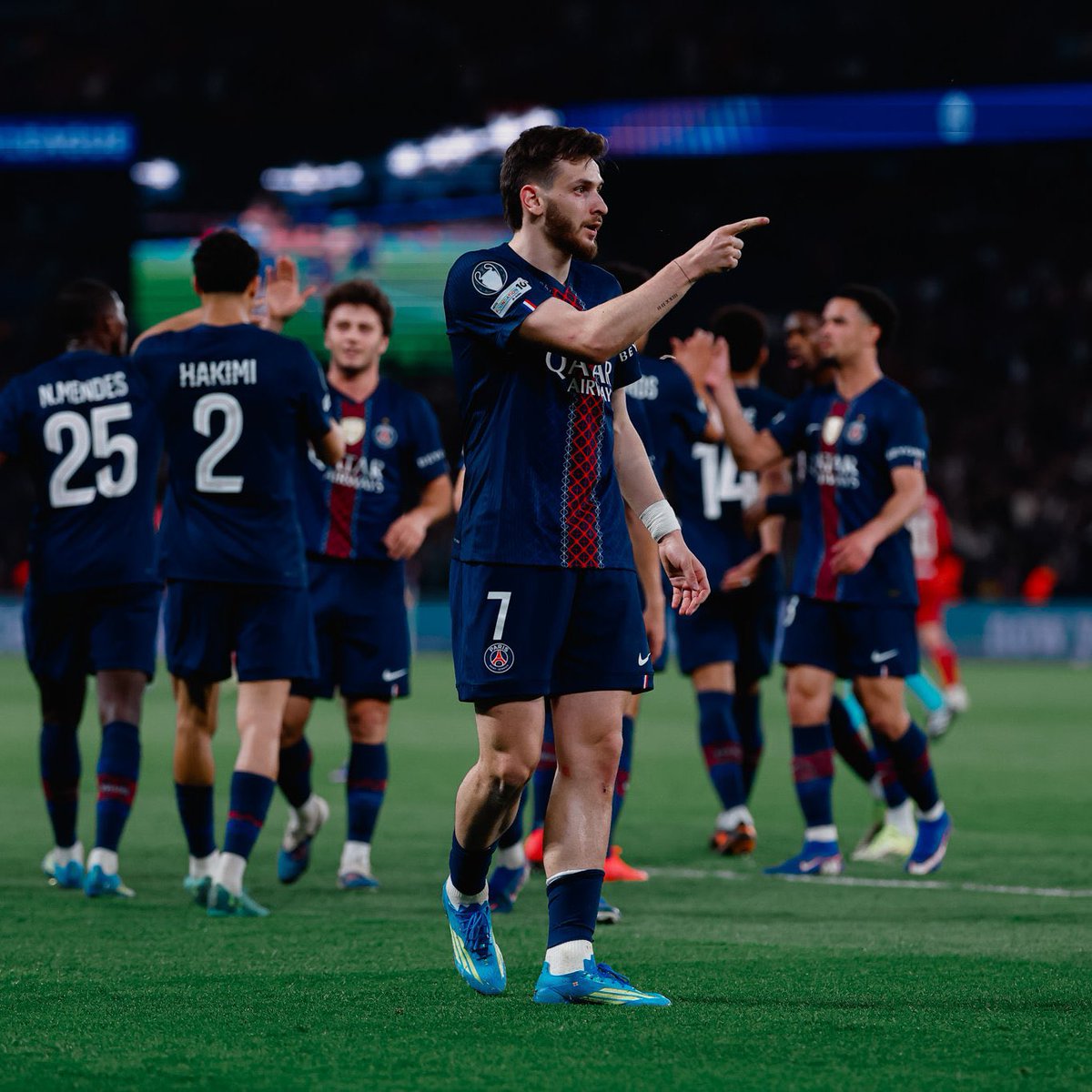 PSG_espanol's tweet image. Nuestro parisino Khvicha Kvaratskhelia ha sido nominado para ser elegido #JugadorDeLaSemana en la Liga de Campeones ⭐️

¡Vota aquí! ⤵️

🗳️ fr.uefa.com/uefachampionsl…

#PSGLIV | #UCL