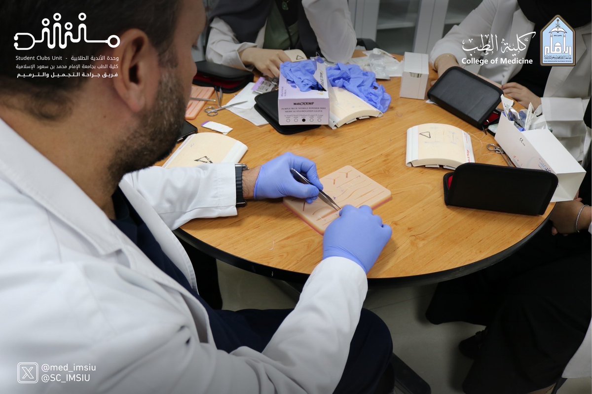 SC_IMSIU's tweet image. ✨ اختتم فريق المهتمين بجراحة التجميل والترميم دورة:
"أساسيات الخياطة الجراحية - Fundamentals of Surgical skills" 🪡✨

مقدمة من د. وائل داغستاني
استشاري جراحة التجميل والترميم وأستاذ مساعد بكلية الطب

حيث شهدت الدورة تفاعلًا مميزًا من المشاركين، ركزت فيه الدورة على الجوانب