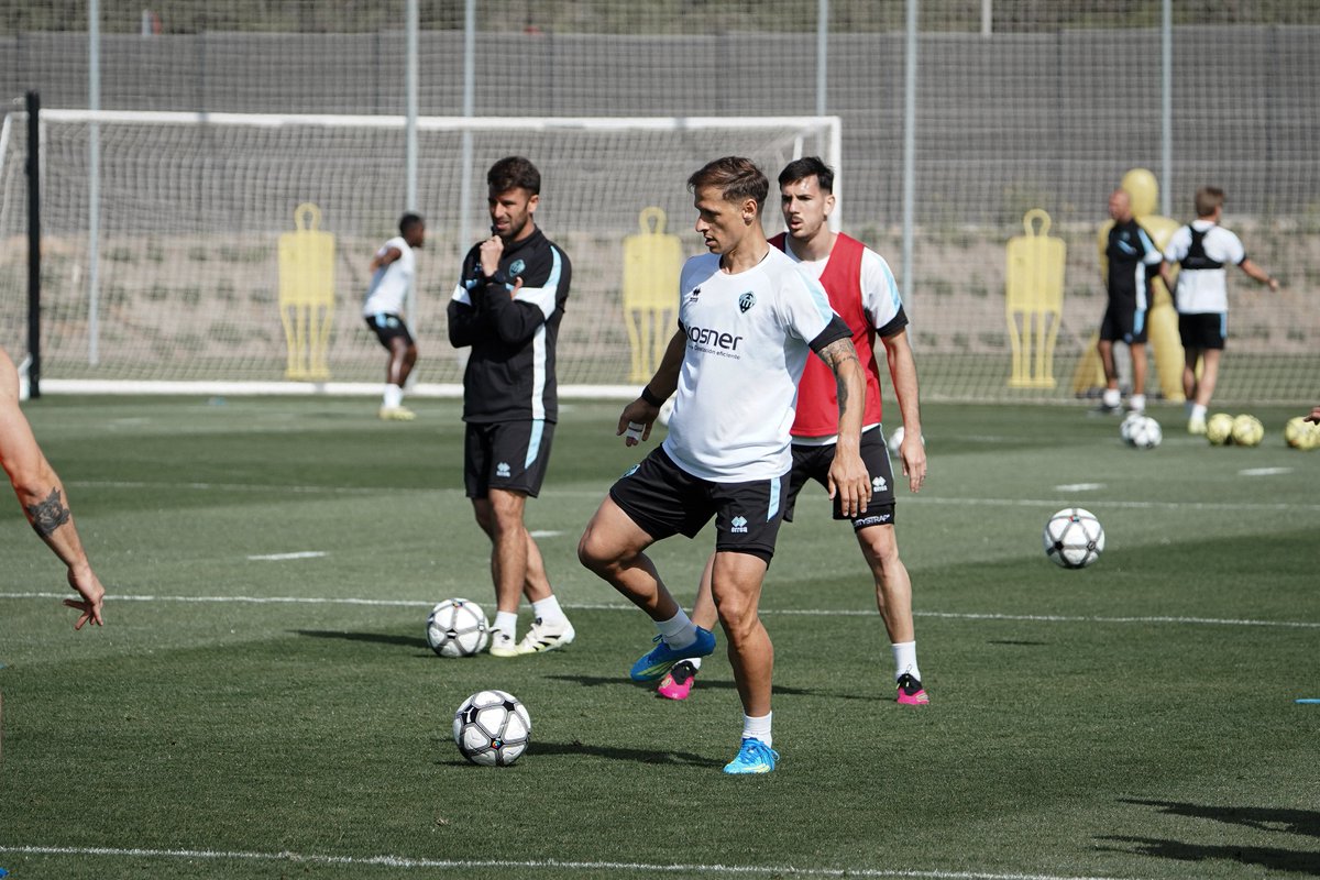 😀 Douglas Aurélio ya se ejercita junto a sus compañeros en la Ciudad Deportiva Globeenergy 

🔛 Continuamos con la preparación del importante encuentro del próximo domingo 12 en Anduva

#PPO👂