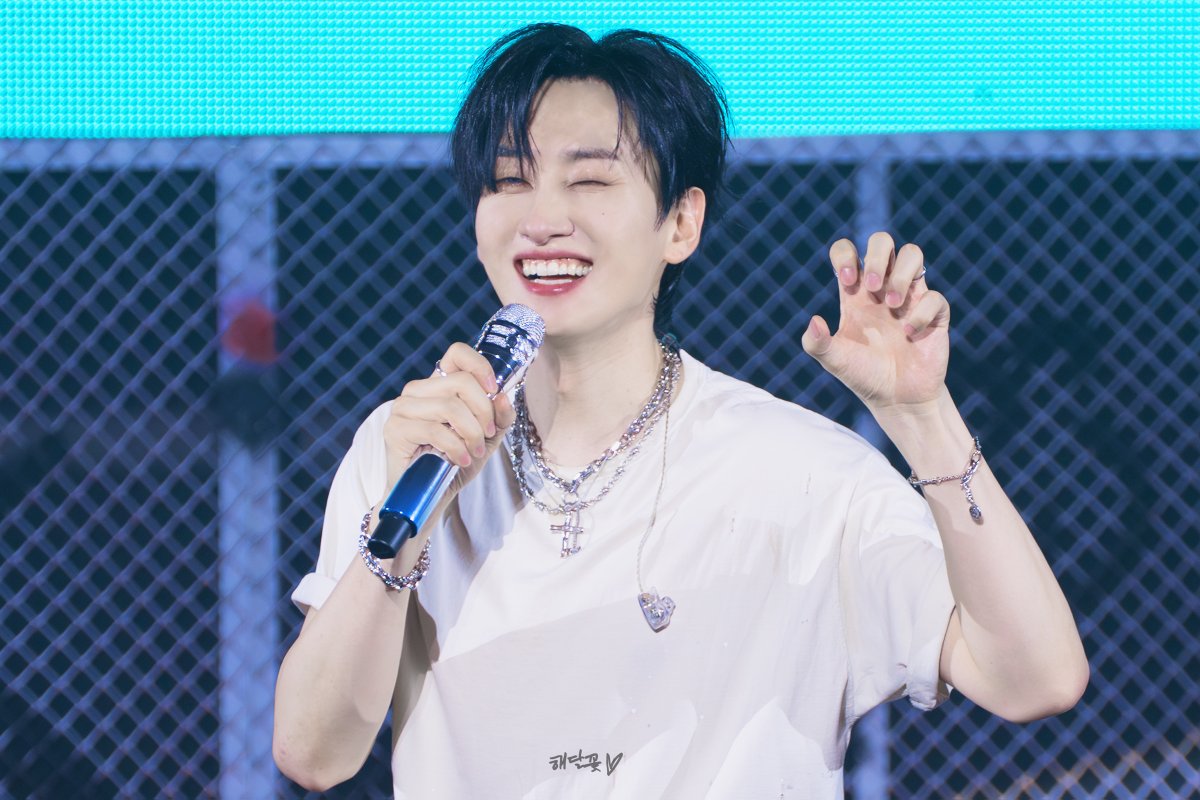 CH3_sj's tweet photo. 260329 EUNHYUK FANCON - be:WARE OF THE RABBIT    

아기토끼🐰 앙~🩷 

#은혁 #EUNHYUK https://t.co/CC6i8CjbxY