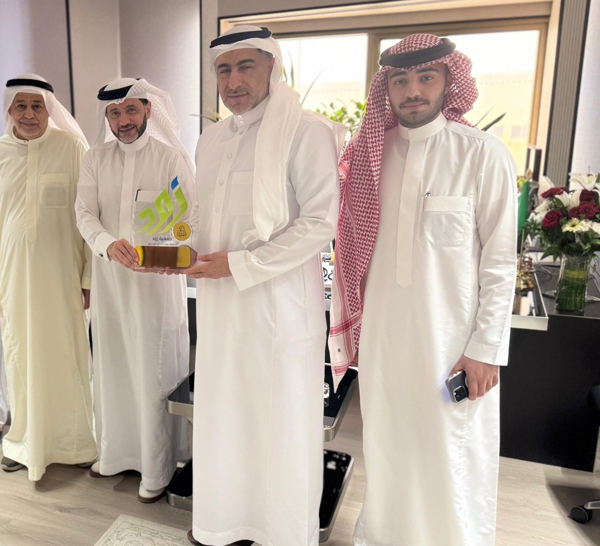 اجتمع الاستاذ عبد الله المسلم رئيس مجلس إدارة جمعية زود لتنمية ذوي الدخل المحدود بالأحساء مع أ. لؤي علي الصالح رئيس مجلس إدارة شركة لؤي الصالح وشركاؤه للاستثمار والتطوير العقاري، وجرى مناقشة أوجه الشراكة المجتمعية بين الجهتين بما يعود بالنفع على المستفيدين من خدمات الجمعية.
