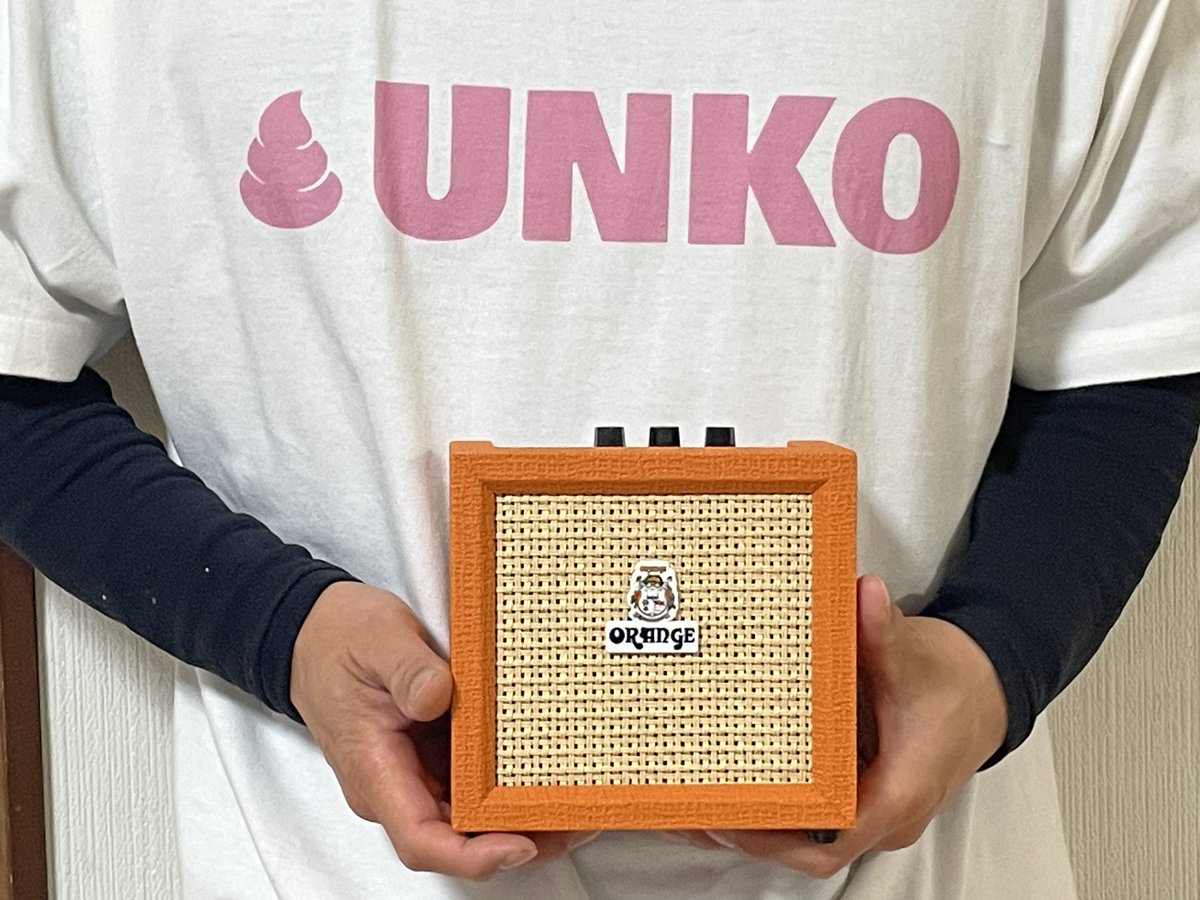 sukegaworks's tweet image. 禁煙して1か月なのでご褒美として買いました（中古）
ずっと欲しかったけど、不要かな～と思ってスルーしてた子。最近再び🎸握りだしたので。
ちっこい割にドライブ効きます、なんたってオレンジ色ってのがカワヨです💖
ちょっと足が出ましたが・・・
#ギターアンプ 
#ORANGE 
#ぼんちんT