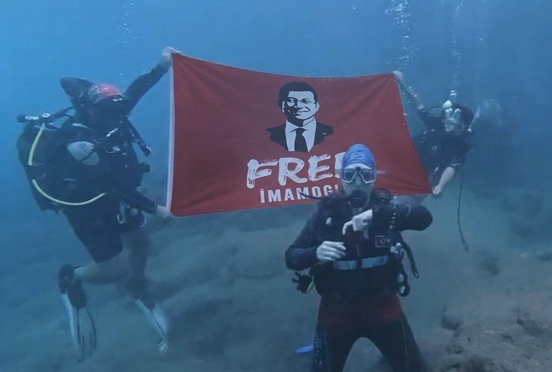 Dalgıçlar, “FREE İMAMOĞLU” yazılı bayrağı denizin altında açtı.