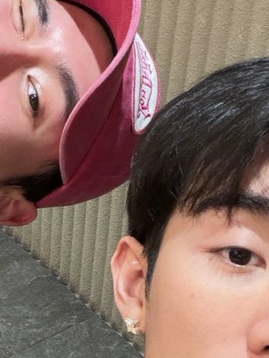 amaaron41's tweet image. โอมากาเสะกับเธอ 🍣

ฟอสใส่ต่างหูที่เป็นของขวัญวันเกิดจากบุ๊คด้วยหรือเปล่า ?

เพราะวันนี้ #9เมษาฟอสบุ๊คโอมากาเสะ ห่างจากวันเกิดฟอส 9 มีนาคม ครบ 1 เดือน

และบุ๊ค spoil ว่าของขวัญวันเกิดฟอสคือต่างหู
และรูปนี้ฟอสอวดต่างหูชัดมาก ! (แต่อวดเฟื่อนชัดกว่า 🤭)

─𓈒𓏸⛧
#forcebook #ฟอสบุ๊ค