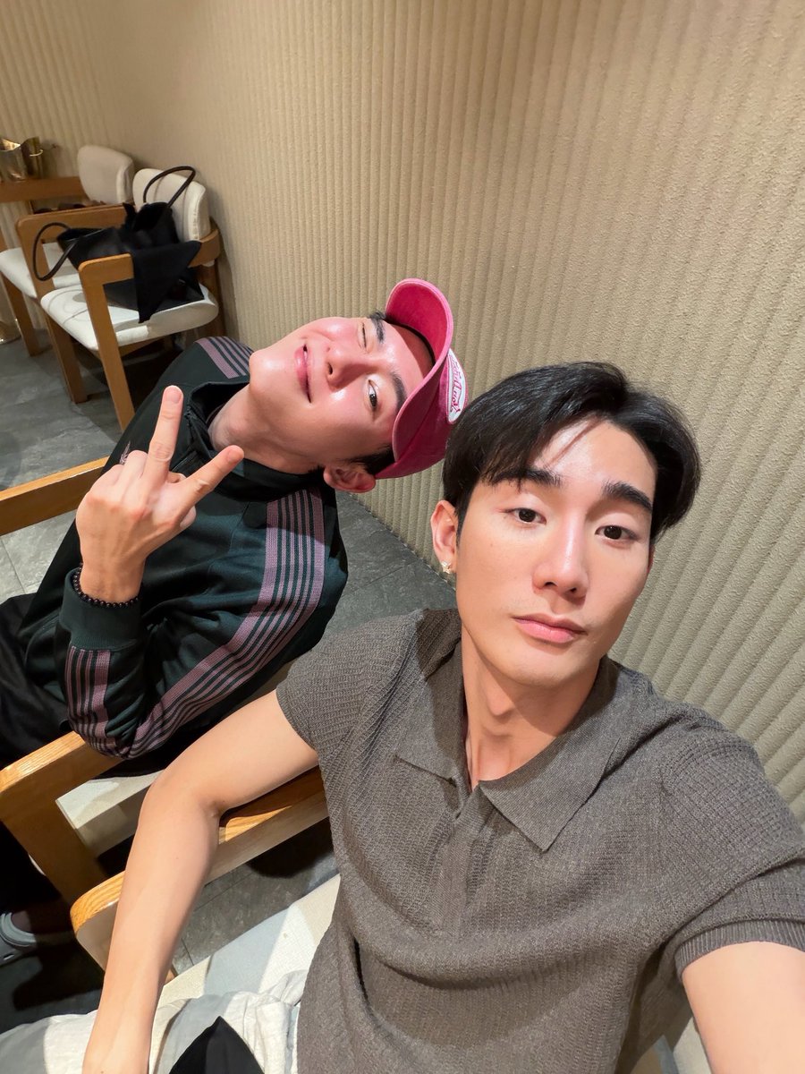 amaaron41's tweet image. โอมากาเสะกับเธอ 🍣

ฟอสใส่ต่างหูที่เป็นของขวัญวันเกิดจากบุ๊คด้วยหรือเปล่า ?

เพราะวันนี้ #9เมษาฟอสบุ๊คโอมากาเสะ ห่างจากวันเกิดฟอส 9 มีนาคม ครบ 1 เดือน

และบุ๊ค spoil ว่าของขวัญวันเกิดฟอสคือต่างหู
และรูปนี้ฟอสอวดต่างหูชัดมาก ! (แต่อวดเฟื่อนชัดกว่า 🤭)

─𓈒𓏸⛧
#forcebook #ฟอสบุ๊ค