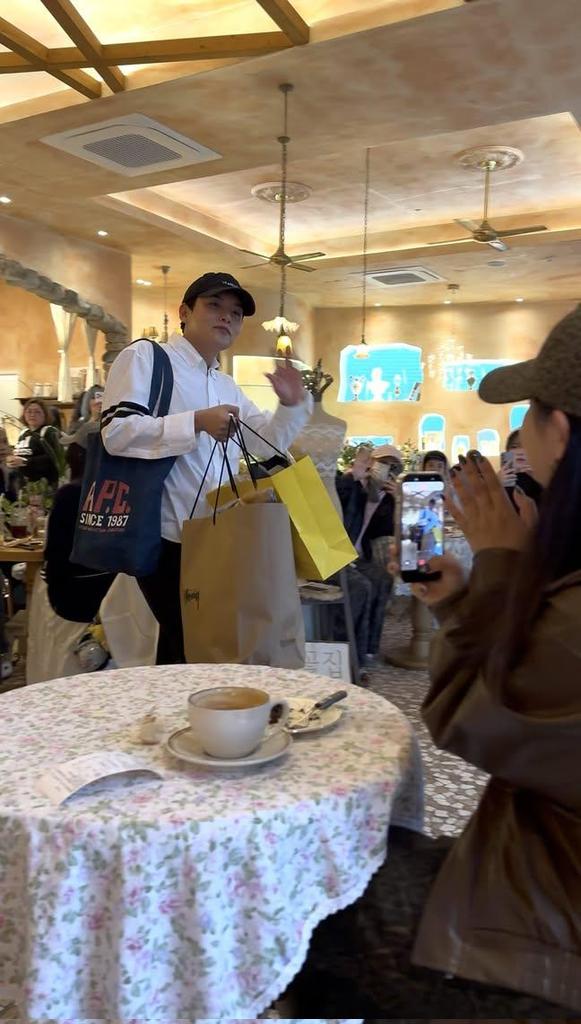 Setiap pulang dari cafe tentengannya banyak ya pak 😅😅 setiap hari dapat hadiah dari fans 🤗🤗  cr : ⬇️
threads.com/@1234567.cc_/p…
#려욱 #RYEOWOOK