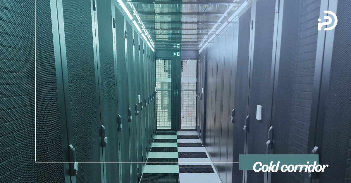 iN_2DATA's tweet photo. [𝐂𝐎𝐋𝐃 𝐂𝐎𝐑𝐑𝐈𝐃𝐎𝐑]

Un cold corridor est un espace fermé dans lequel on canalise l’air froid pour qu’il arrive directement à l’avant des serveurs, tandis que l’air chaud expulsé par l’arrière reste séparé.

#in2data https://t.co/E4m3TBtTqz