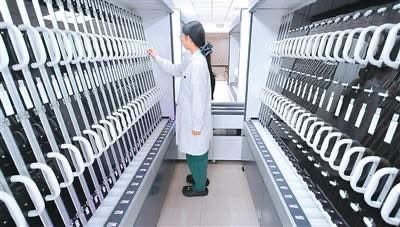 ShanghaiEye's tweet image. In #China, #MedicalRobots are shifting from isolated applications to comprehensive integration across surgical procedures, #drug dispensing, instrument packaging, logistics and more, accelerating hospitals' smart transformation. #Robots #ChinaTech