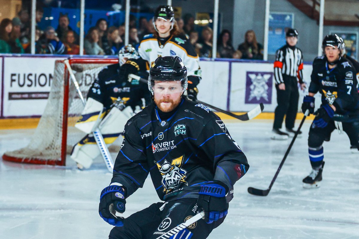 Mcr_Storm's tweet photo. 𝗟𝗢𝗖𝗞𝗘: “𝗪𝗘 𝗕𝗘𝗟𝗢𝗡𝗚 𝗜𝗡 𝗧𝗛𝗘 𝗙𝗜𝗡𝗔𝗟 𝗙𝗢𝗨𝗥”

Defenceman Kyle Locke admits he’s surprised the club have never gone to the play-off weekend – but says this team belong there!

🗞️ https://t.co/dIla3NY0kf

Limited tickets remain for Saturday’s home leg…

🎟️ https://t.co/WBbxM1Z7Hx
📞 Box Office: 0161 926 8782
🗓️ Saturday 11th April 
🕰️ 7:00pm
📍 Storm Shelter, Planet Ice Altrincham, WA15 8EW

📸 Matthew Collier

#ST30RM