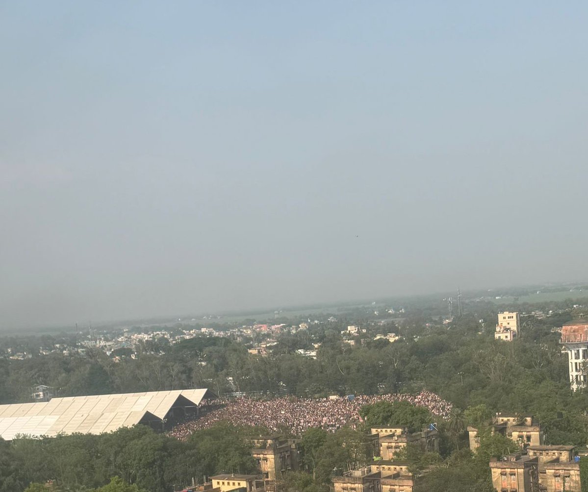 About to address a rally in Birbhum. The ground is overflowing with people who have come to shower their blessings. 

It’s BJP all the way in West Bengal!