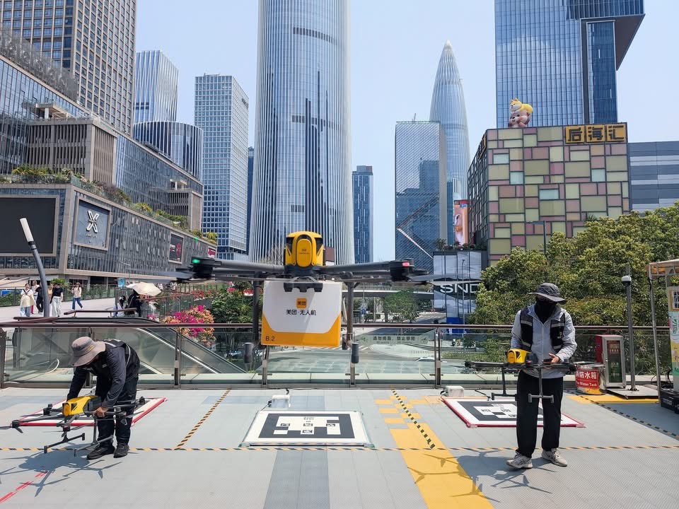 ShanghaiEye's tweet image. 🌅 📱 ➔ 🚲 🚇 ➔ 🍱 🛵 ➔ 📦 🧹 ➔ 💤 📊

In #China's #urban hubs, "convenience" is powered by a massive #digital heartbeat. Here's a vivid #example of how the #service ecosystem fuels a single day: 

Morning: Commute via smart transit &amp;amp; shared bikes.   
Noon: Lunch arrives via