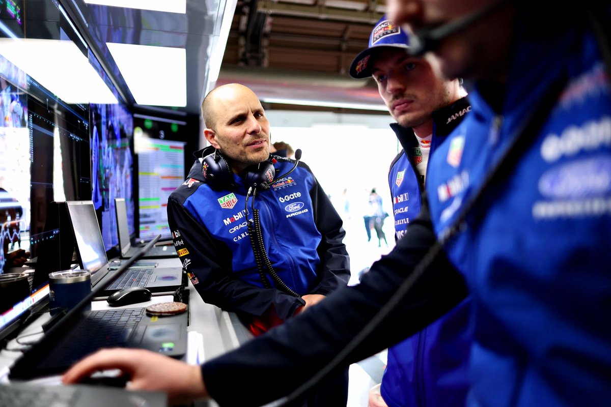B24PT's tweet photo. Gianpiero Lambiase, o engenheiro de corrida de Max Verstappen há 10 anos, vai deixar a Red Bull no final de 2027 para ir para a McLaren. https://t.co/gve9a5XPDx
