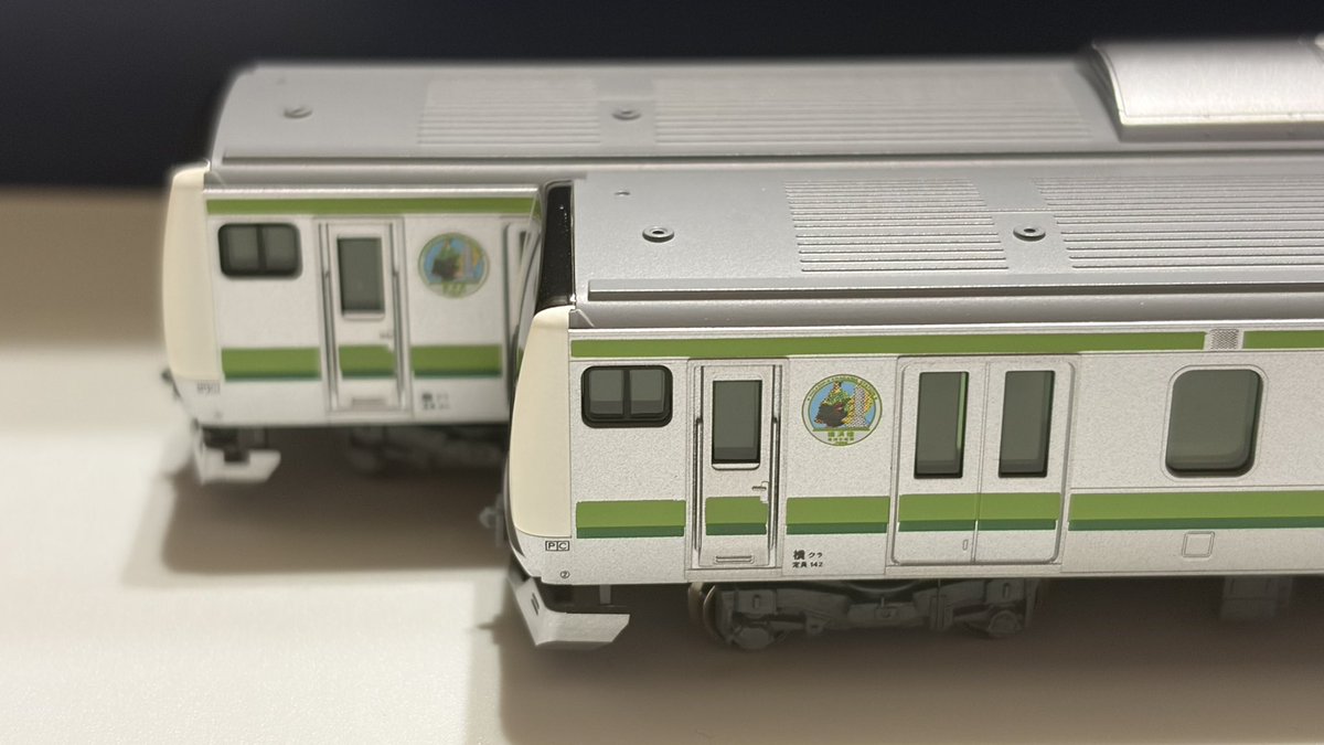 E233_15's tweet image. 今日のお届け物②
ぼち通販(川崎店)にて

KATO
E233系6000番台 8両セット 初期ロット

側面にスタンプがあった頃の初期ロットを購入！

この時代も知らない方もいるんですね！

デビュー当時は横浜出身のAKB48メンバーとのコラボもありましたね笑

#鉄道模型
#buynow