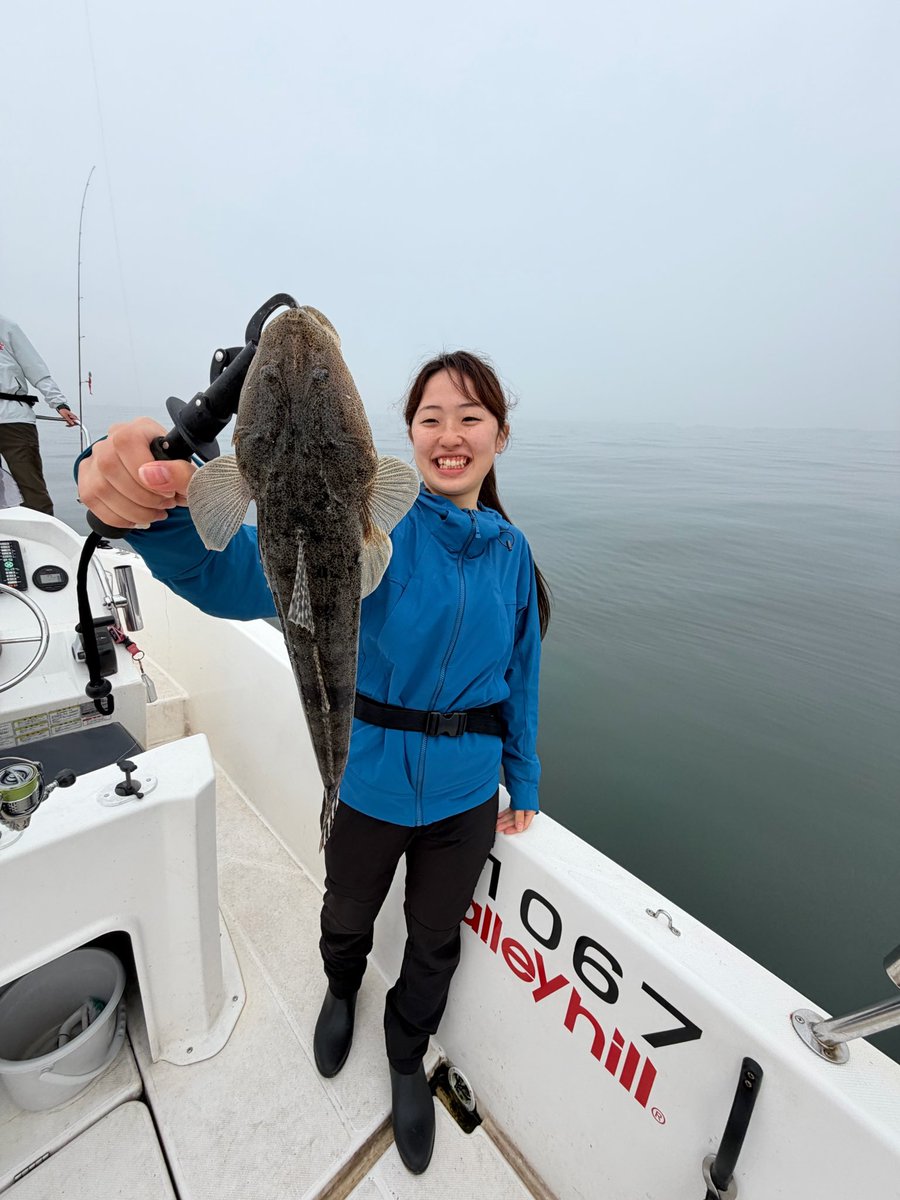 BlueHazefishing's tweet photo. 久々の釣りガール見参❗️😍
見事マゴチ釣ってくれました👍あ！もちろんお父さんもね😁
HITルアーはTsulinoさんのバーサタイルシャッド4インチ❗️
@tsulino_fishing ほんと、お手頃な価格でよく釣れるワームです👍オススメです❗️
#伊勢湾 #ボートマゴチ #tulino #釣りガール #BlueHaze https://t.co/JAyNeIw79K