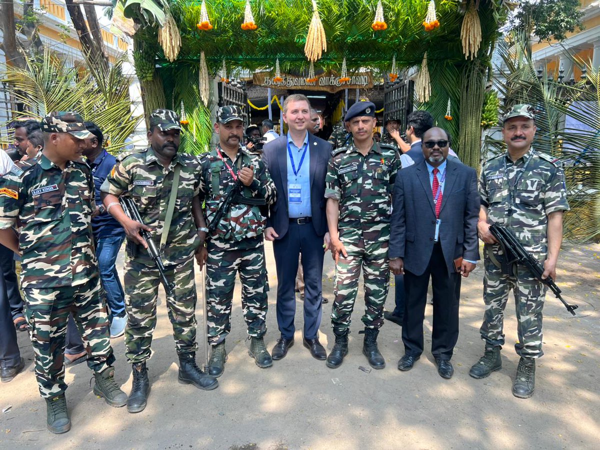 SSB_INDIA's tweet image. Puducherry | #AssemblyElections2026 🇮🇳

Sashastra Seema Bal (#SSB) personnel are ensuring smooth and secure elections with constant vigilance, area domination and robust security arrangements.

Providing assistance to senior citizens and divyang voters, SSB continues to exemplify
