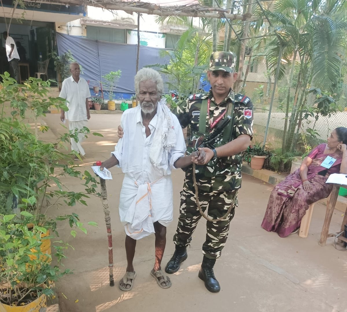 SSB_INDIA's tweet image. Puducherry | #AssemblyElections2026 🇮🇳

Sashastra Seema Bal (#SSB) personnel are ensuring smooth and secure elections with constant vigilance, area domination and robust security arrangements.

Providing assistance to senior citizens and divyang voters, SSB continues to exemplify
