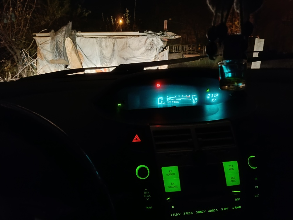 Arabanızı tamire kendiniz götürmüyor, marketteki kasiyerle sohbet etmiyor, bir arkadaşınızın derdini yürekten dinlemiyorsanız, asla gerçek bir hikâyeniz olmaz. Eğer ruhunuz hayata dokunmuyorsa kaleminizin kağıda dokunmasının hiçbir anlamı yok.✍️🛡️#Edebiyat #Yazarlık"