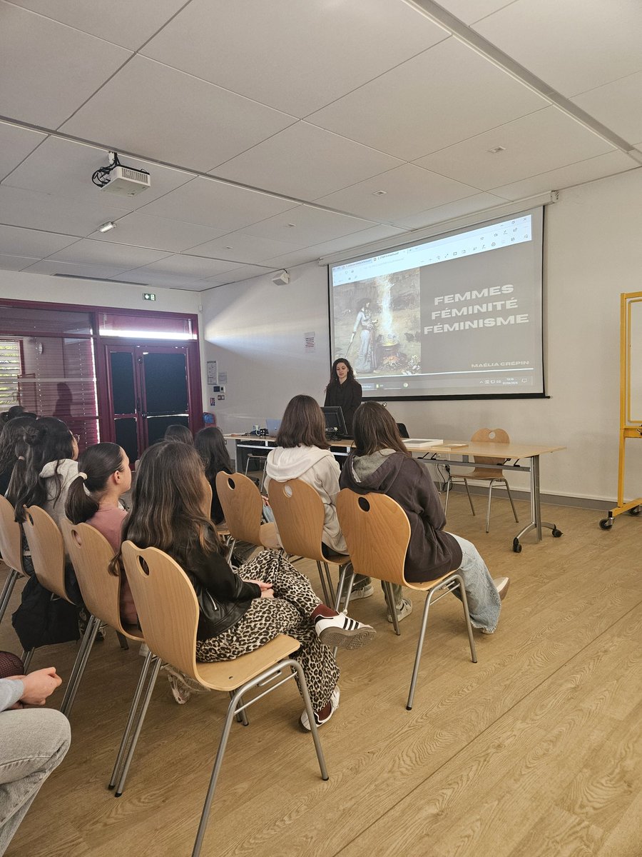 LeNormandCyril1's tweet photo. Semaine violette au collège Ingres à Montauban. Des collégiennes sont allées à la rencontre de lycéennes du lycée Michelet : quand l'art permet de lutter contre les stéréotypes de genre.
@actoulouse @DSDEN82 https://t.co/uBQteiJhlh