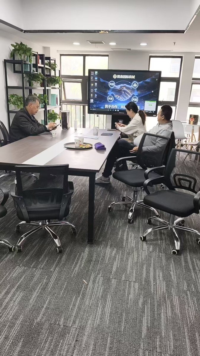 DVcommunity_'s tweet photo. 🚀 DiamondVault 地推全面启动

不搞线上喊单那一套，我们直接线下面对面推。

为什么敢地推？因为我们经得起当面问：

税收 100% 分红，项目方零抽成
合约全开源，数据链上可查
持币越久分红越多，卖出权重归零
别的项目怕你问细节，我们怕你不问。

地推不是割韭菜，是让更多人当面看懂这个机制，然后自己做决定。能经得住面对面解释的项目，才是真正靠谱的项目。

DiamondVault — 敢让你当面验证的链上分红协议 💎