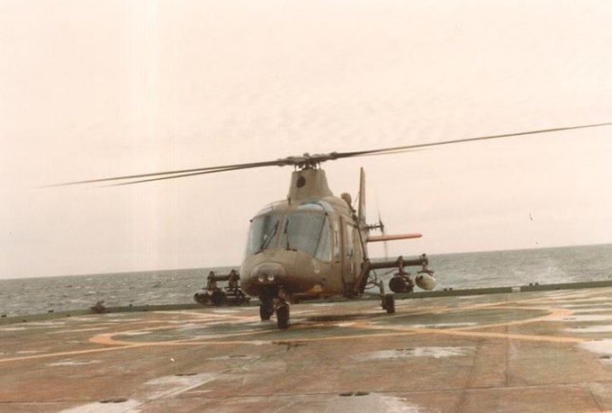 📷 #FotoConHistoria 📚
Hace 44 años, entre el 9 y el 11 de abril de 1982, tres helicópteros de ataque Agusta A-109A de la Aviación de Ejército cruzan a Malvinas desde Puerto Deseado usando las cubiertas de vuelo de los buques ARA Bahía Paraíso y ARA Almirante Irízar en su derrota