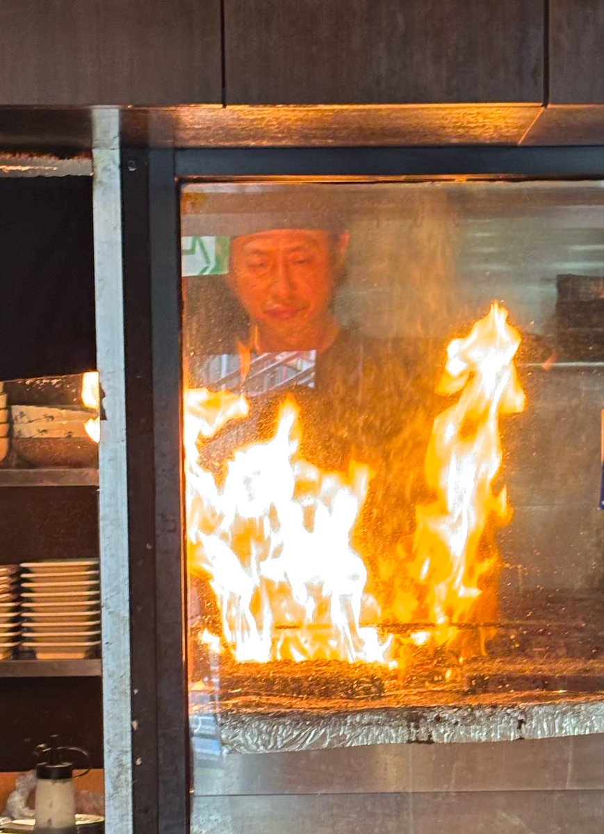 火柱の高さが香ばしさの秘密🔥炭火で燻された豚肉の香ばしさに食欲が加速。スッキリ甘辛ダレでご飯が進む。麦ご飯がグイグイ喉を通る快感たるや。丼なの ...