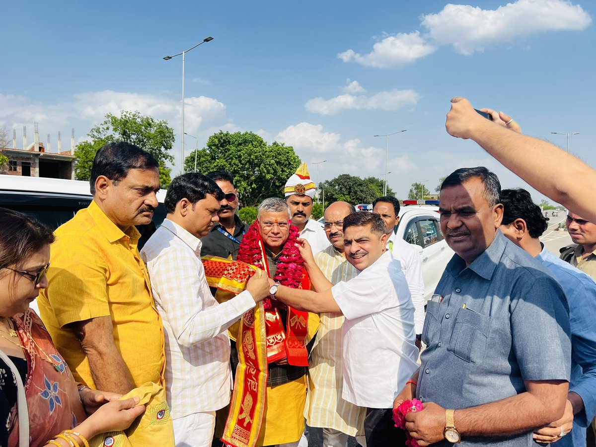 dharmindia51's tweet photo. प्रभारी जनपद इटावा पहुँचने पर पार्टी के जिलाध्यक्ष श्री अन्नू गुप्ता जी, पूर्व सांसद प्रेमदास कठेरिया जी एवं पार्टी कार्यकर्ताओं द्वारा स्वागत किया गया |
BJP Uttar PradeshMYogiAdityanathDharampal SinghPankaj Chaudhary https://t.co/SvDz553mca