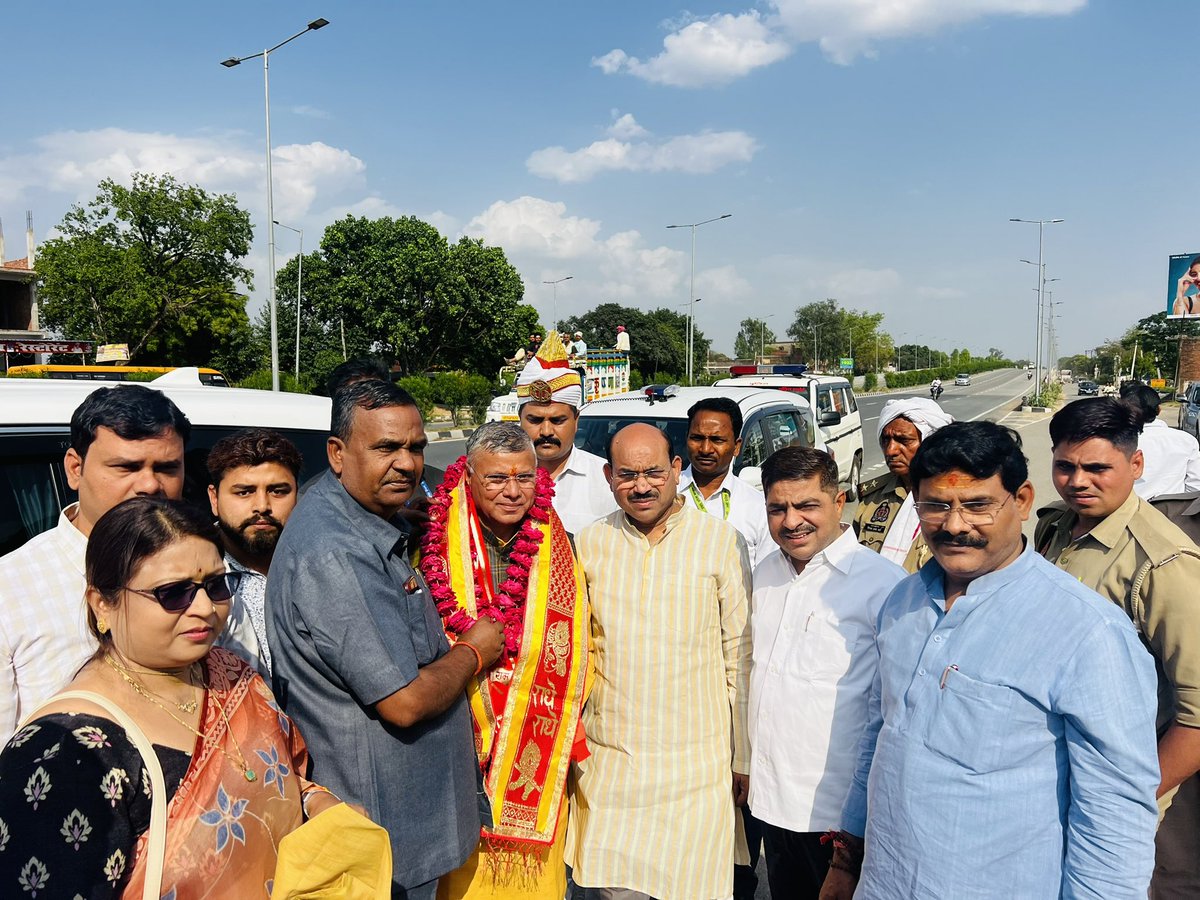 dharmindia51's tweet photo. प्रभारी जनपद इटावा पहुँचने पर पार्टी के जिलाध्यक्ष श्री अन्नू गुप्ता जी, पूर्व सांसद प्रेमदास कठेरिया जी एवं पार्टी कार्यकर्ताओं द्वारा स्वागत किया गया |
BJP Uttar PradeshMYogiAdityanathDharampal SinghPankaj Chaudhary https://t.co/SvDz553mca