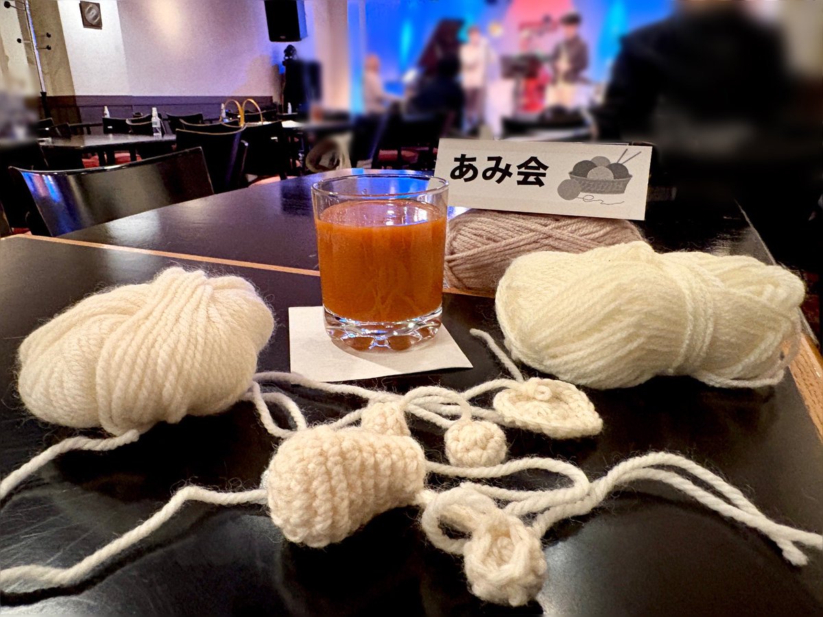 michi42moto's tweet photo. 柏のライブハウス #StudioWUU さんにて
#WUUジャズ編み会 の夜です
私はあみぐるみを組み立てます
席に空きあり、飛び入り参加OKです👍
おうちから遠隔で参加したい方は、BGMにジャズ曲を流しながら編みつつ
#エアWUUジャズ編み会 のタグでつぶやいていただけると
私が喜びます🧶☺️
楽しもうねぇ https://t.co/T7UAn0zIqE