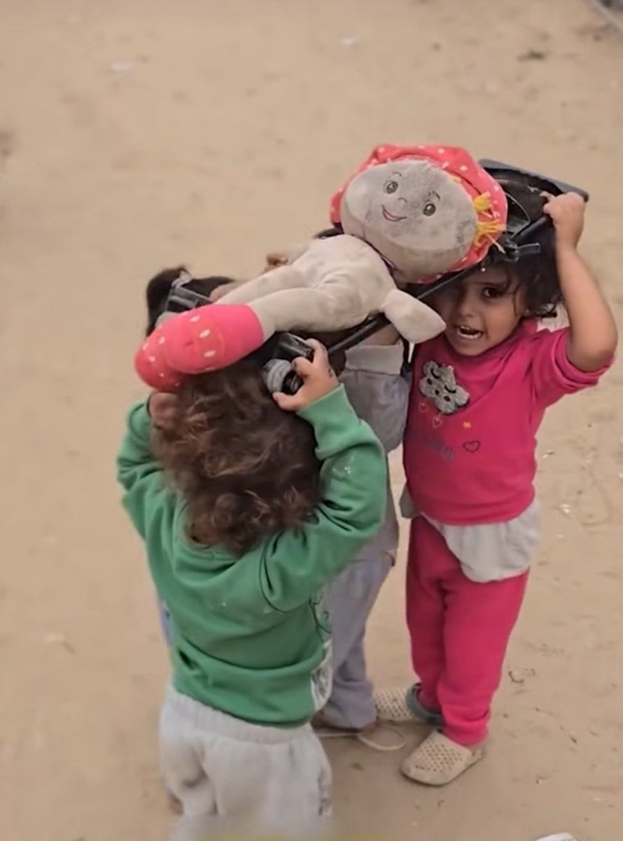 İçimde sessiz çığlıklarım 
Ve hiç bitmeyen yenilgilerim var benim.
O değil de.! 
Şu yalan dünyada 
Ne çocuk olabildim,
Ne de çocuk kalabildim.. 
 #GazaGenocide  #FreePalestine 🇯🇴🇹🇷