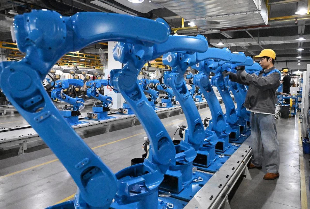 ShanghaiEye's tweet image. At #Chengdu Carnup #Robotics Technology Co., Ltd. in Chengdu City, #China's #Sichuan Province, a robot product rolls off the production line as fast as every 12 minutes. Since 2022, the company has manufactured industrial robots covering over 70 models, applied across various