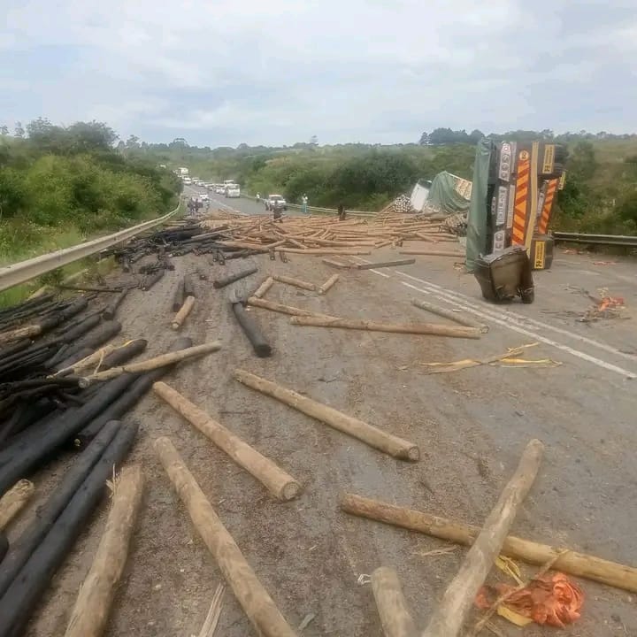 lnnocent191535's tweet photo. π¨ N2 closed in both directions near Brakfontein, between East London and Umtata, after a serious crash involving a log truck and a car. Major delays expected, consider alternative routes.
#EC_TrafficAlert
#N2
#Brakfontein https://t.co/tNre7xxkOl