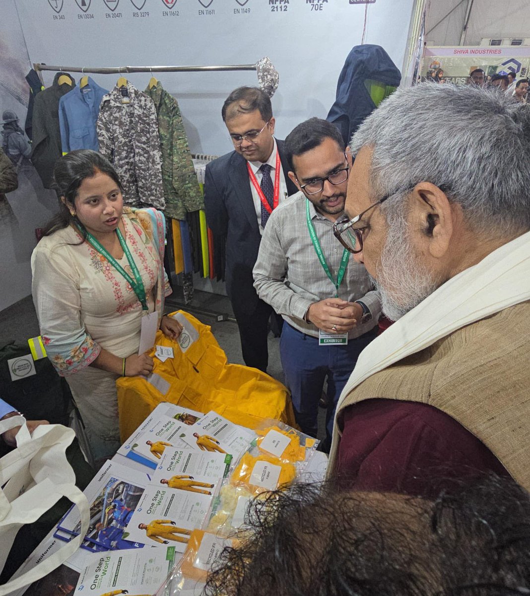 girirajsinghbjp's tweet photo. आज NITRA, गाज़ियाबाद में आयोजित नैशनल कॉन्फ्रेंस ऑन इनोवेशन इन प्रोटेक्टिव टेक्सटाइल कार्यक्रम में 'New Age Fibre' से बने प्रोटेक्टिव टेक्सटाइल्स के विभिन्न स्टॉल्स का अवलोकन किया। 

प्रोटेक्टिव टेक्सटाइल अब केवल सेना तक सीमित नहीं है, बल्कि हमारे दैनिक जीवन और हर क्षेत्र की अनिवार्य आवश्यकता बन चुका है। माननीय प्रधानमंत्री श्री @narendramodi जी के नेतृत्व में PLI स्कीम तथा NTTM स्कीम की मदद से इस क्षेत्र में उल्लेखनीय प्रगति हुई है। भारत और विदेश में इसकी मांग निरंतर बढ़ रही है और आने वाले समय में इसमें भारी वृद्धि होगी। भविष्य में कोई भी क्षेत्र इसके नवाचार से अछूता नहीं रहेगा। भारत इस क्षेत्र में विश्व का सबसे बड़ा निर्यातक बनने की ओर अग्रसर है। 

#TechnicalTextiles #NewAgeFibre #Innovation #SafetyFirst #MakeInIndia