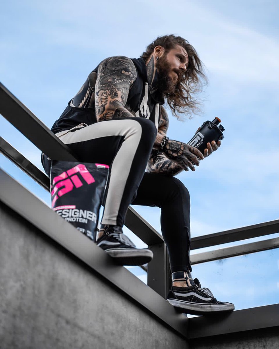 thecreekmanco_'s tweet photo. ᴿᴱᴷᴸᴬᴹᴱ
What the mind can’t see, the body won’t achieve—push beyond your limits🦄Prep is everything. @esncom Designer Whey keeps me ready—try coconut with water & ice for summer 🥥💦
Check my stories & bio for more. Let’s attack the week 🖤
#Mindset #NoLimits #WorkoutPrep https://t.co/ALCIvxoLhL
