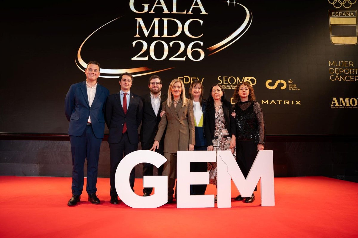 sehh_es's tweet photo. 🏆 El Servicio de Hematología del Hospital de Cabueñes (@CAHU_Area_V), liderado por Esther González, junto con la Fundación Real Sporting de Gijón, ha sido premiado por el proyecto "Fútbol Andarín" en la Gala Mujer, Deporte y Cáncer 2026, en la categoría Colaboración entre Entidad Deportiva y Entidad Sanitaria.

La SEHH colabora, junto con otras instituciones, en la iniciativa #ElDeporteEsVida, que ayer celebró, en el marco del #DiaInternacionalDelDeporte, la citada Gala. El evento, organizado por @AMOHasociacion, con la colaboración del Comité Olímpico Español (@COE_es) y el patrocinio de @GSK_ES, ha reconocido iniciativas clave que impulsan el deporte como herramienta fundamental frente al cáncer.

Durante la gala, @mvmateos, presidenta de la #SEHH, hizo entrega del galardón a @estherg01291486, en reconocimiento a un proyecto que demuestra el valor del ejercicio físico en la mejora de la calidad de vida de los pacientes.

👉 La SEHH cuenta con una Comisión de Trabajo sobre Deporte y Enfermedades de la Sangre, cuyo objetivo es entre otros sensibilizar a profesionales, pacientes y población general sobre la importancia de la actividad física como parte del cuidado integral de la salud y como complemento al tratamiento.

#SEHH #ElDeporteEsVida #Hematología #DeporteYSalud #MujerDeporteCáncer
