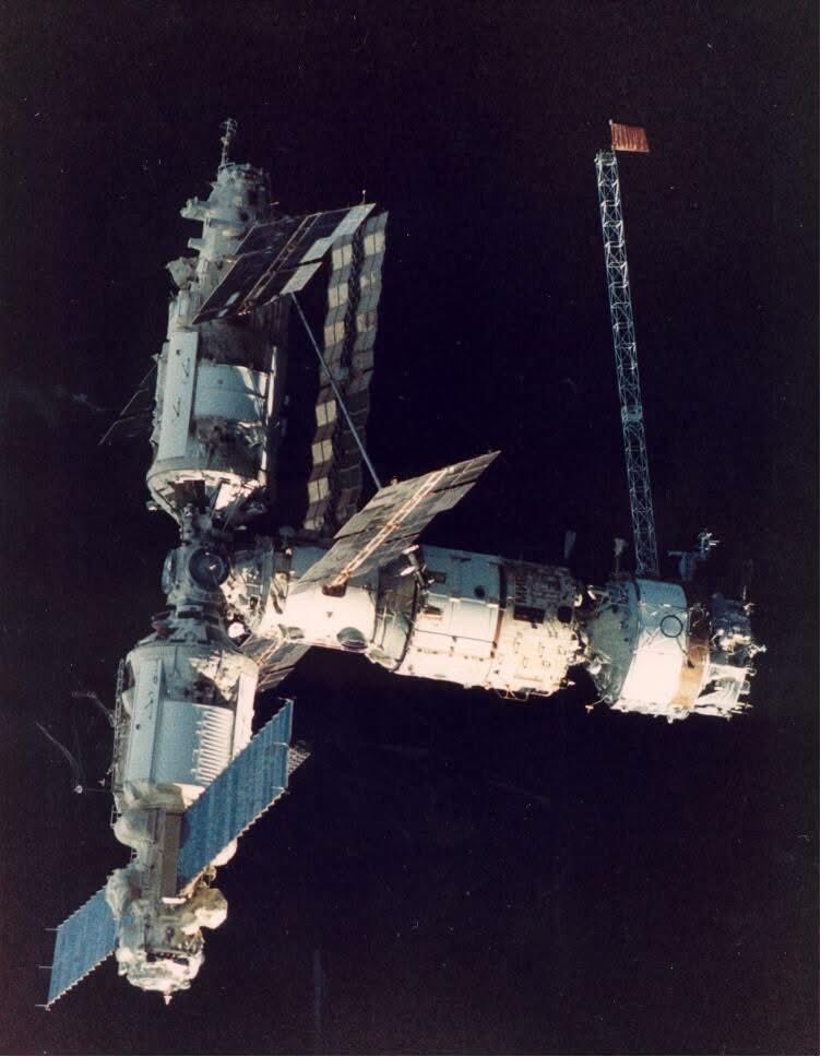 EmbassyofRussia's tweet image. Photo of the #MIR Space Station featuring the flag installed by Sergei Krikalev &amp;amp; Anatoly Artsebarsky on the 15-meter Sofora truss in 1991. 

🚀 It became the final and highest-raised #USSR flag, remaining in orbit until March 1992 as no one could reach it.

#FirstInSpace