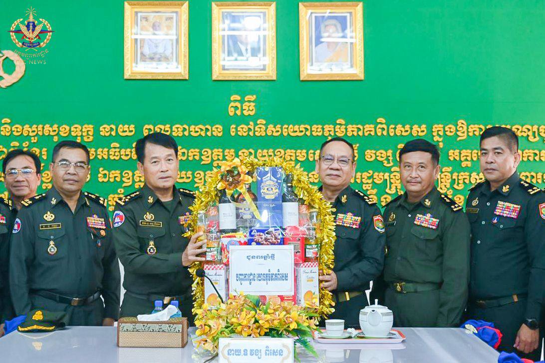 modgovkh's tweet photo. (ភ្នំពេញ)៖ ក្នុងឱកាសនៃពិធីបុណ្យចូលឆ្នាំថ្មីប្រពៃណីជាតិខ្មែរ ឆ្នាំមមីអដ្ឋស័ក ព.ស. ២៥៦៩ ដែលនឹងឈានចូលមកដល់ខាងមុខ នារសៀលថ្ងៃទី០៩ ខែមេសា ឆ្នាំ២០២៦ ឯកឧត្តម នាយឧត្តមសេនីយ៍ វង្ស ពិសេន អគ្គមេបញ្ជាការ នៃកងយោធពលខេមរភូមិន្ទ តំណាងដ៏ខ្ពង់ខ្ពស់ ឯកឧត្ដម នាយឧត្ដមសេនីយ៍ ទៀ សីហា ឧបនាយករដ្ឋមន្ត្រី រដ្ឋមន្ត្រីក្រសួងការពារជាតិ បានអញ្ជើញចុះសួរសុខទុក្ខ នាយទាហាន នាយទាហានរង និងពលទាហាន នៅទិសយោធភូមិភាគពិសេស។

ក្នុងឱកាសដ៏មានអត្ថន័យនោះ ឯកឧត្តម នាយឧត្តមសេនីយ៍ វង្ស ពិសេន បានពាំនាំការសួរសុខទុក្ខពីសំណាក់សម្តេចតេជោ ហ៊ុន សែន, សម្ដេចកិតិ្តព្រឹទ្ធបណ្ឌិត, សម្តេចធិបតី ហ៊ុន ម៉ាណែត នាយករដ្ឋមន្ត្រី និងឯកឧត្តមឧបនាយករដ្ឋមន្ត្រី រដ្ឋមន្ត្រីក្រសួងការពារជាតិ ដល់កងកម្លាំងយោធភូមិភាគពិសេស ដែលជានិច្ចកាល តែងយកចិត្តទុកដាក់ខ្ពស់ចំពោះសុខទុក្ខ និងជីវភាពកងទ័ព។

ឯកឧត្តម បានមានប្រសាសន៍កោតសរសើរដោយស្មោះចំពោះស្មារតីលះបង់ខ្ពស់របស់កងកម្លាំងយោធភូមិភាគពិសេស ដែលបានខិតខំជម្នះរាល់ការលំបាក មិនថាស្ថិតក្នុងកាលៈទេសៈណា ពុះពារការពារបូរណភាពទឹកដី ការពារសន្តិសុខ សុវត្ថិភាពបង្កលក្ខណៈឱ្យប្រជាពលរដ្ឋបានសប្បាយរីករាយក្នុងឱកាសបុណ្យទានផ្សេងៗ។

ជាទីបញ្ចប់ ឯកឧត្តមអគ្គមេបញ្ជាការកងទ័ព បានជូនពរដល់ថ្នាក់ដឹកនាំ នាយទាហាន នាយទាហានរង និងពលទាហានចំណុះយោធភូមិភាគពិសេសទាំងអស់ សូមមានសុខភាពល្អបរិបូរណ៍ កម្លាំងមាំមួន បន្តរ៉ាប់រងភារកិច្ចការពារជាតិ និងរក្សាចំណងសាមគ្គីភាពផ្ទៃក្នុងឱ្យបានរឹងមាំជានិច្ច៕
-អរគុណសន្តិភាព !
-អរគុណនយោបាយឈ្នះឈ្នះ !
-ដឹងគុណស្ថាបនិក មគ្គុទ្ទេសក៍ឯក និងប្រតិបតិ្តករ នយោបាយ ឈ្នះ ឈ្នះ ដែលនាំមកនូវសន្តិភាព និងការឯកភាពជាតិពេញលេញ !
#ក្រសួងការពារជាតិ #modgovkh #កម្ពុជា #cambodia #សន្តិភាពនៅកម្ពុជា #Peaceincambodia
