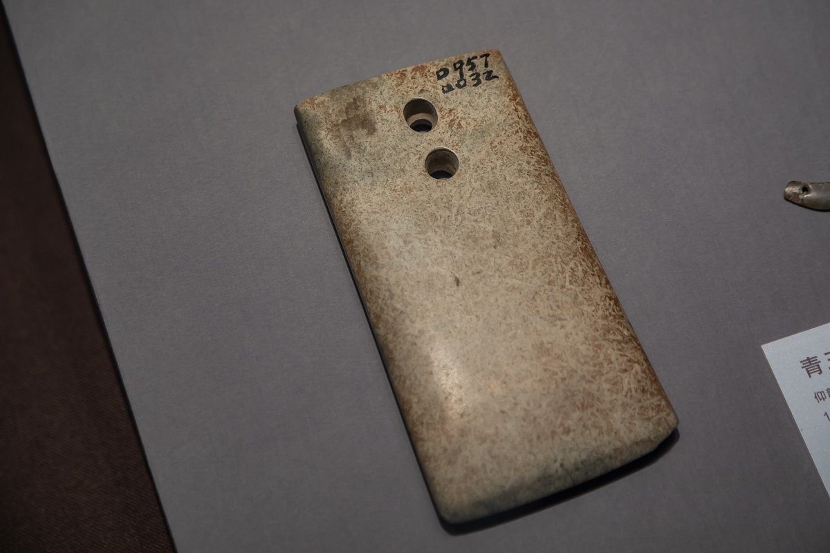 ChinaDaily's tweet image. 📱A 7,000-year-old "phone case" has gone viral at #Zhengzhou Museum in Central China's #Henan province! This Yangshao culture double-holed stone shovel (5000–3000 BCE) may look just like a modern phone case with two camera-like holes, but it's actually a Neolithic farming tool: