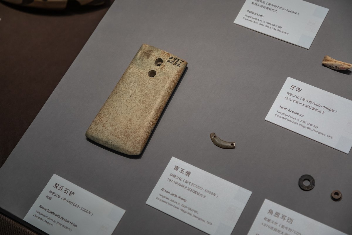 ChinaDaily's tweet image. 📱A 7,000-year-old "phone case" has gone viral at #Zhengzhou Museum in Central China's #Henan province! This Yangshao culture double-holed stone shovel (5000–3000 BCE) may look just like a modern phone case with two camera-like holes, but it's actually a Neolithic farming tool: