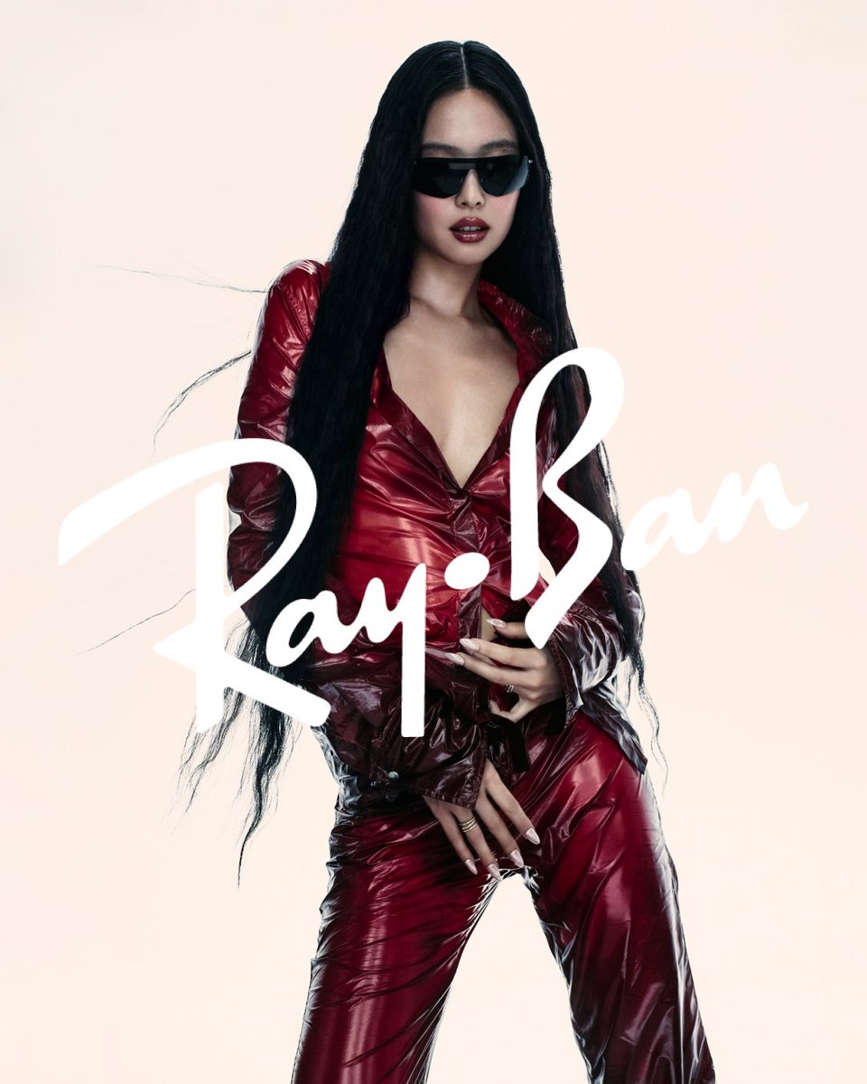 spinorbinmusic's tweet image. 😎✨ Jennie looks stunning as the newest ambassador for Ray-Ban—effortlessly cool and iconic! 🔥🖤 #JENNIE #RayBan
