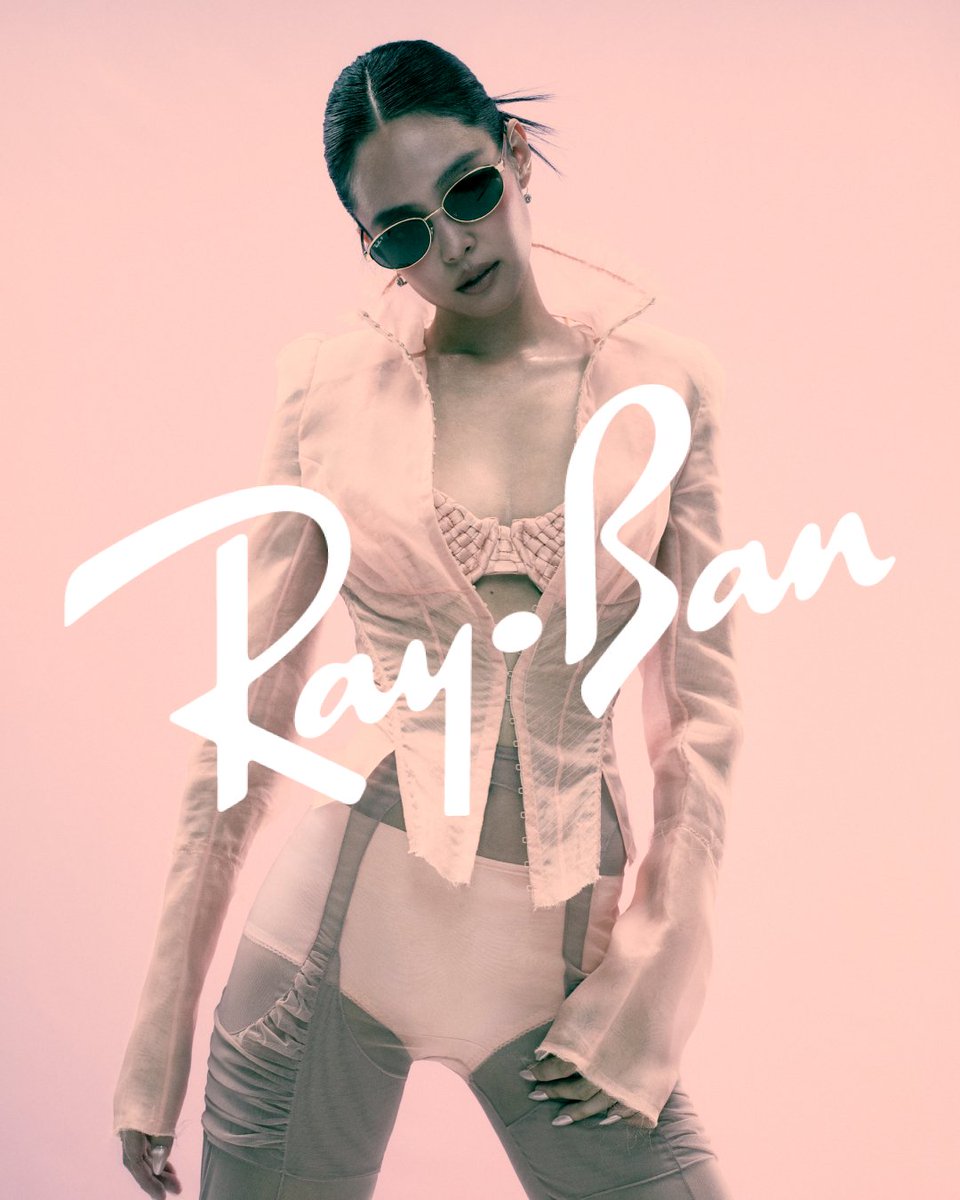 spinorbinmusic's tweet image. 😎✨ Jennie looks stunning as the newest ambassador for Ray-Ban—effortlessly cool and iconic! 🔥🖤 #JENNIE #RayBan