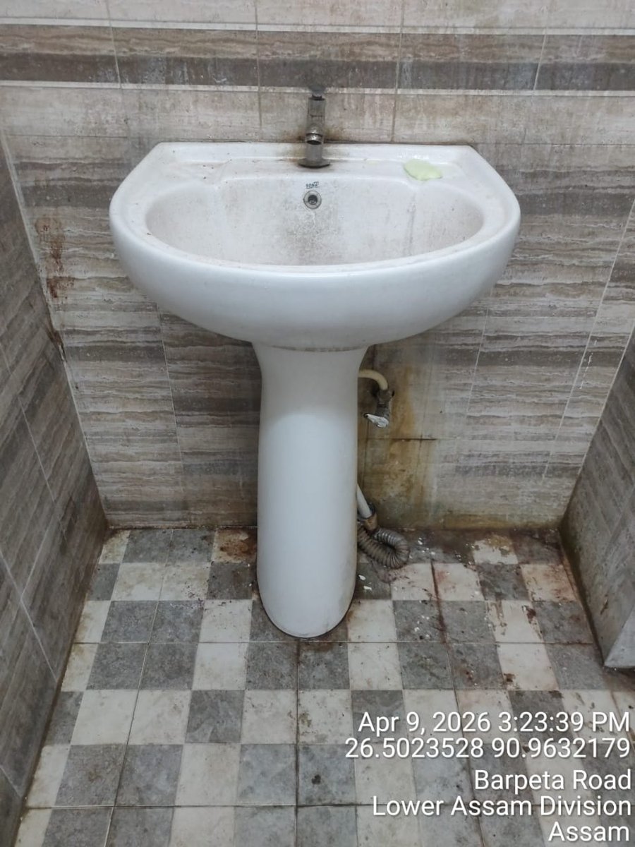 SarmaKokil's tweet photo. @RailNf @RailwaySeva @RailMinIndia Pathetic experience at BPRD Railway station. Pay and use toilets are not even managed. While asking the staff why toilets are not cleaned, they behaved rudely. https://t.co/b8JH0yWH5M