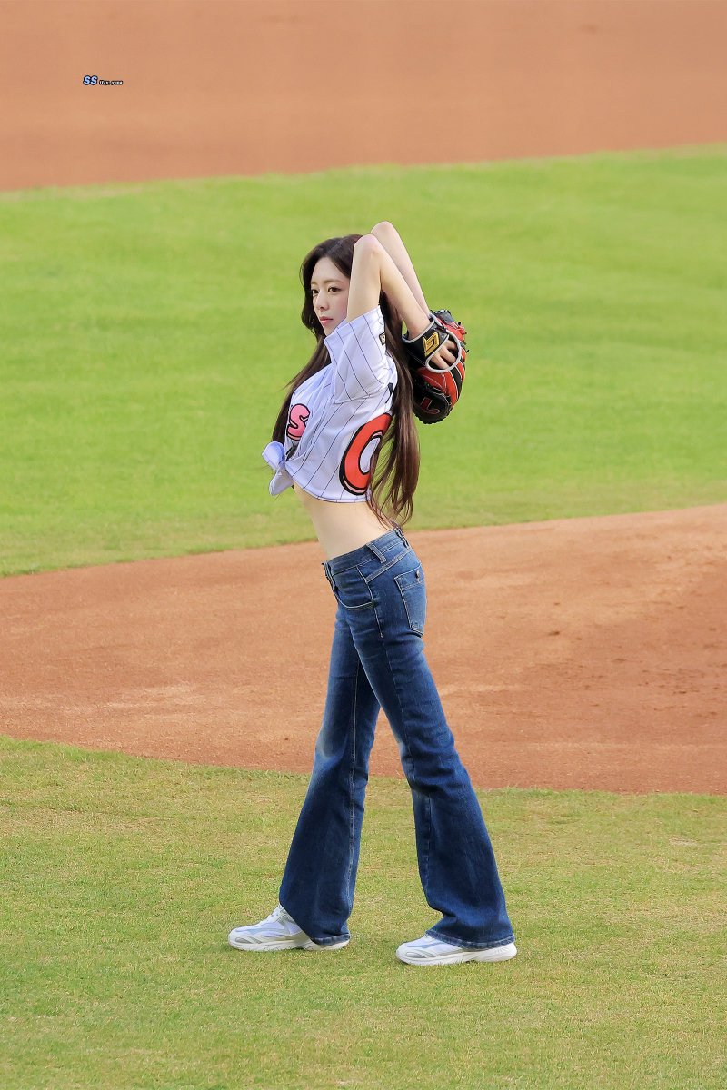 shinsarang_yn's tweet photo. 260401 🐰⚾️ #유나 #YUNA #있지 #ITZY https://t.co/lFhQxjsnaH