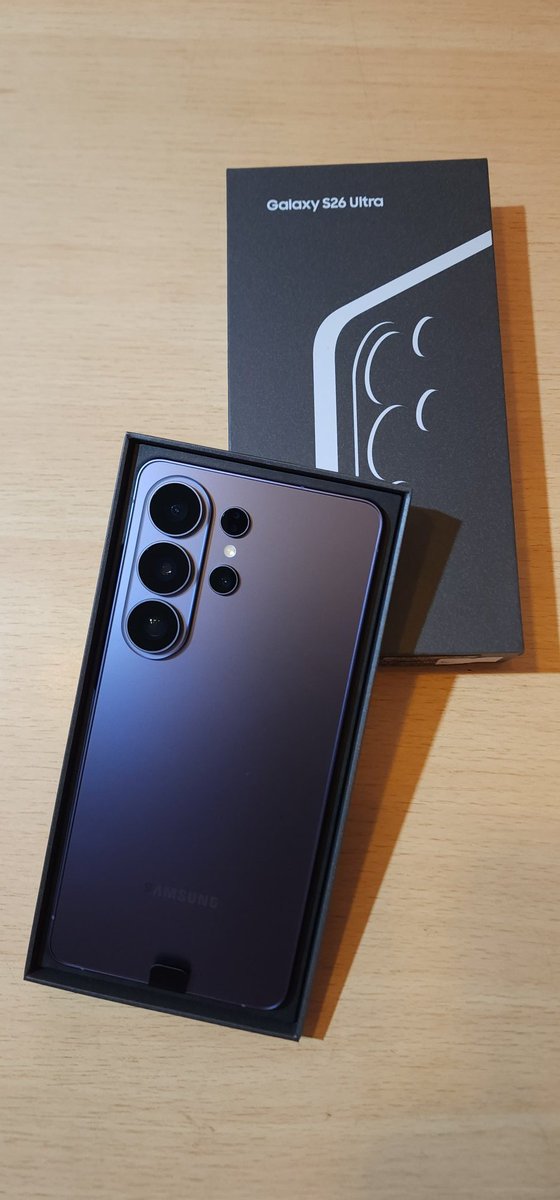 kaladkarinkid's tweet image. sooo after exactly four years and one month, hinoldap ko na naman self ko para kumuha ng bagong phone. 😅

sir taga-globe: maam, baka gusto niyo pong mag-trade?
ako: ay no po, thank you
sir: may magmamana po ba o secondary?
ako: secondary

usi ka, sir. 😅
#S22Ultra #S26Ultra