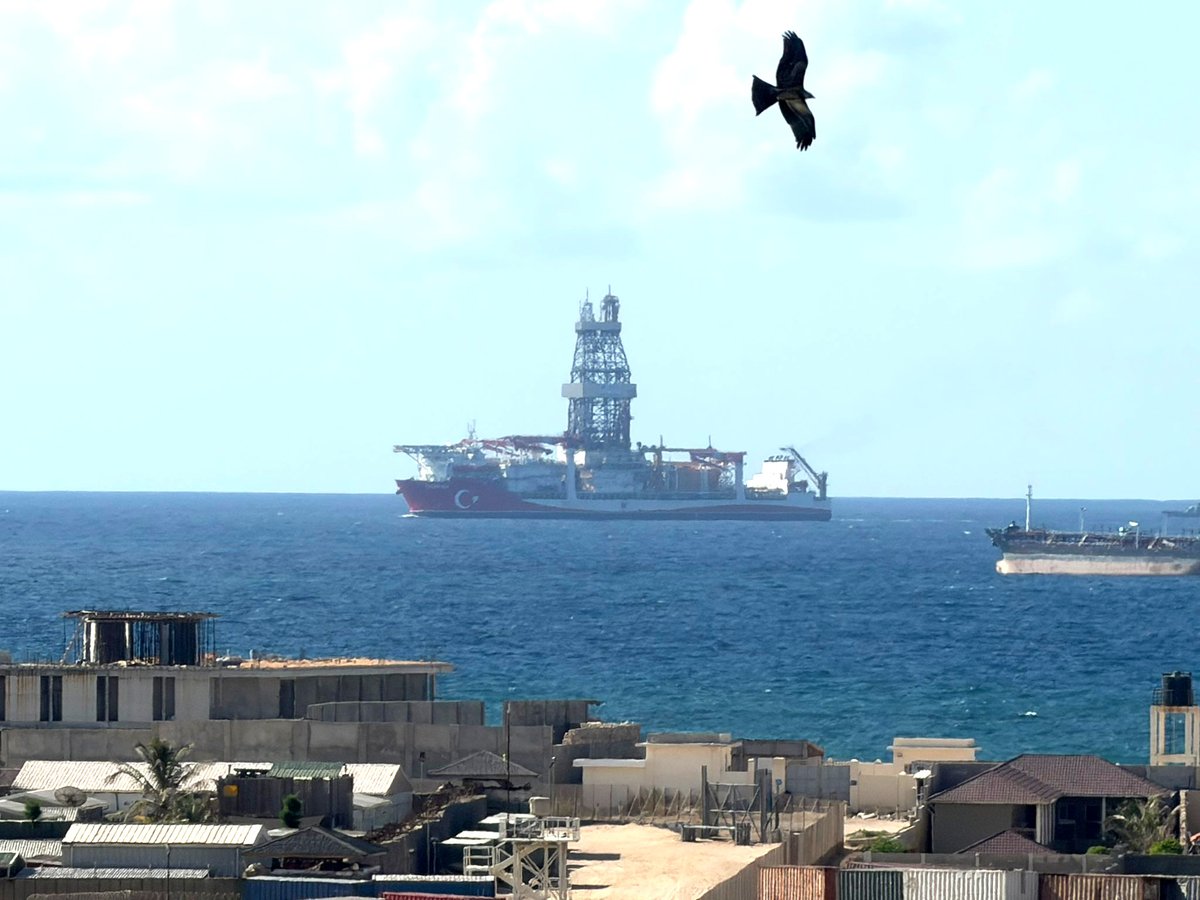 TurkishCentury's tweet image. 🇸🇴🇹🇷 #CagriBey is in #Mogadishu! 1st of a great many #drill ships to arrive in #Somalia to turn the proud #Muslim nation into one of not just Africa's but the world's richest &amp;amp; strongest countries. 💹