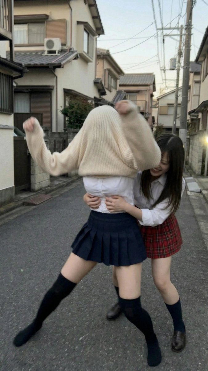 ArtGenTokyo's tweet photo. ふざけて後ろからくすぐるナナちゃん🤣 https://t.co/9sFzmX5Zwh