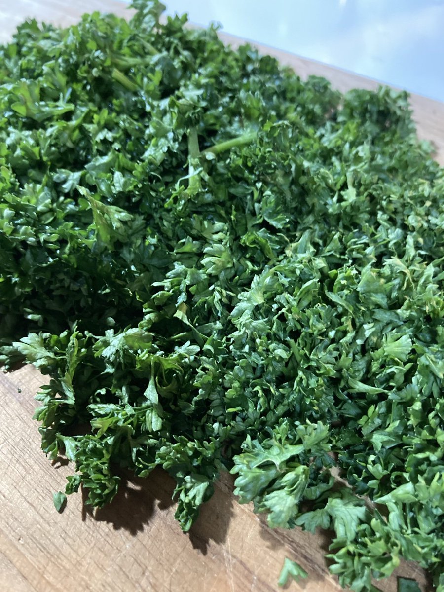 nnI9m9lZWO92038's tweet image. 畑の恵みごはん🍚
パセリのコンソメパスタ

春になり、
パセリがぐんぐん繁ってきました🌿

たっぷり使いたい日は、
定番コンソメパスタ

今日は舞茸も入れました🍄

ごちそうさまでした🙏