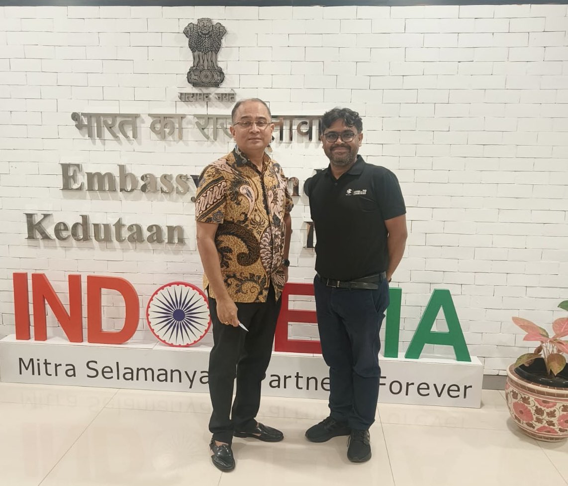 sandiplomat's tweet photo. Bajaj 3-wheelers known as Bajay used to be popular in Indonesia. They are once again making a come back through a ride-hailing app. 3-wheelers are safer &amp; more suitable mode of transportation in high rainfall countries. Ashish Rai of Vipar Auto is spearheading the re-entry. https://t.co/I0uiVacAmu