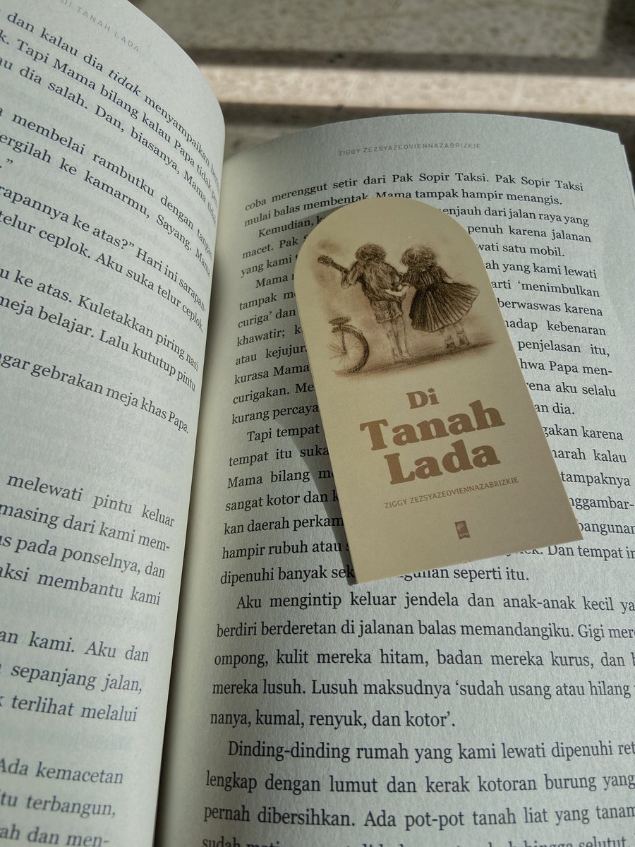 Sejujurnya aku ga kuat karena nangisin buku ini, MY HEART IS BROKENNNNNN😭🥺💔💔💔
Padahal aku baca Di Tanah Lada ini belum sampe setengahnyaaa huaaaaahhh ini ku baca sedikit sedikit karena kenapa banyak bgt sedihnya😭