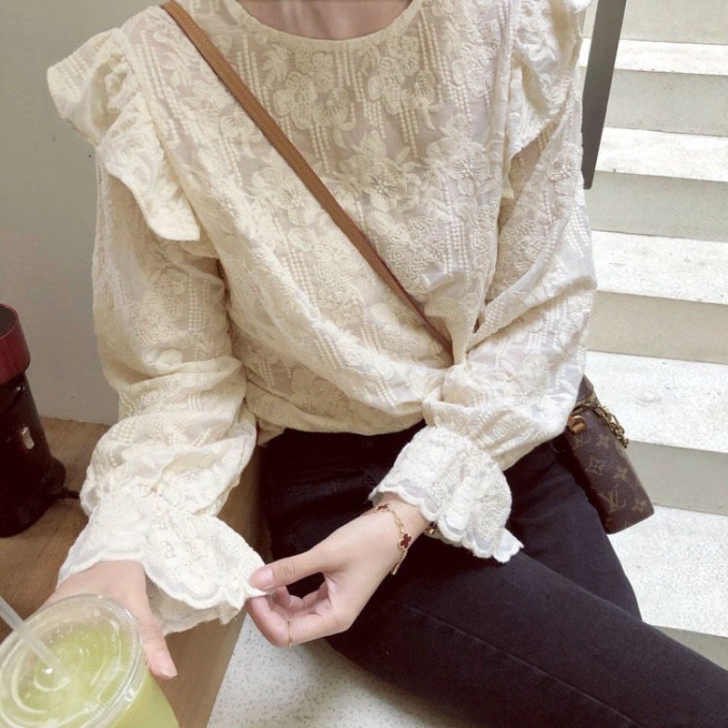 nanayrr_'s tweet photo. Cek [RAISA]Blouse renda bunga wanita lengan panjang Korea Style dengan harga Rp175.000. Dapatkan di Shopee sekarang! https://t.co/uHdds5LmRI https://t.co/QdeQH9eua4